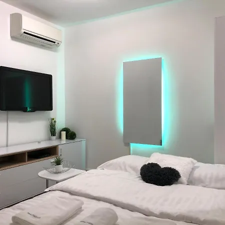 Modern Center Studio Under The Castle Ii Free Parking Apartment *